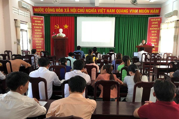 Quang cảnh: Lớp bồi dưỡng lý luận chính trị cho đảng viên mới.